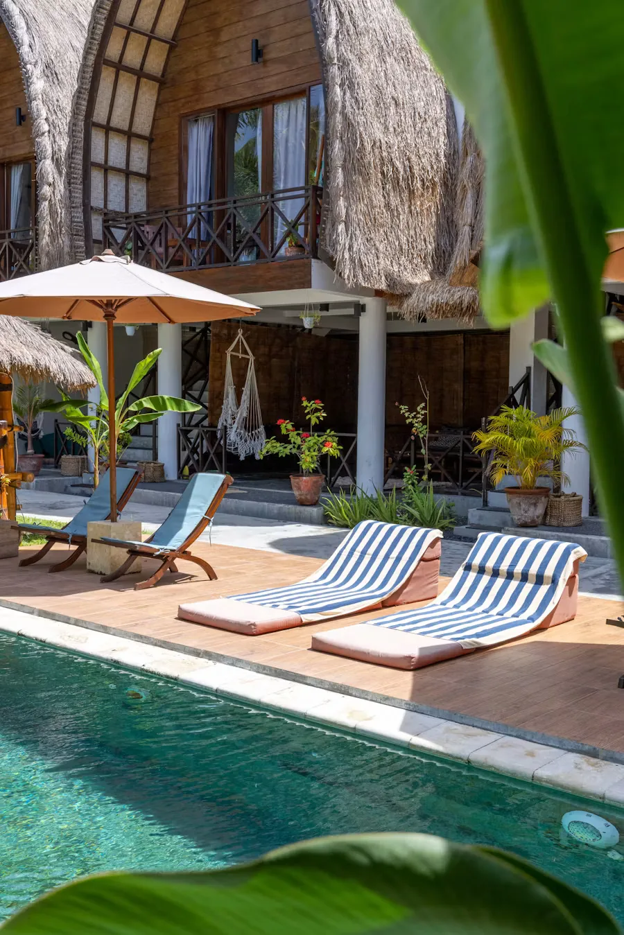 Villa balinaise avec piscine et transats rayés